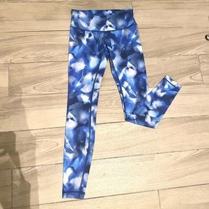 Lululemon blue and white pattern leggings size 4